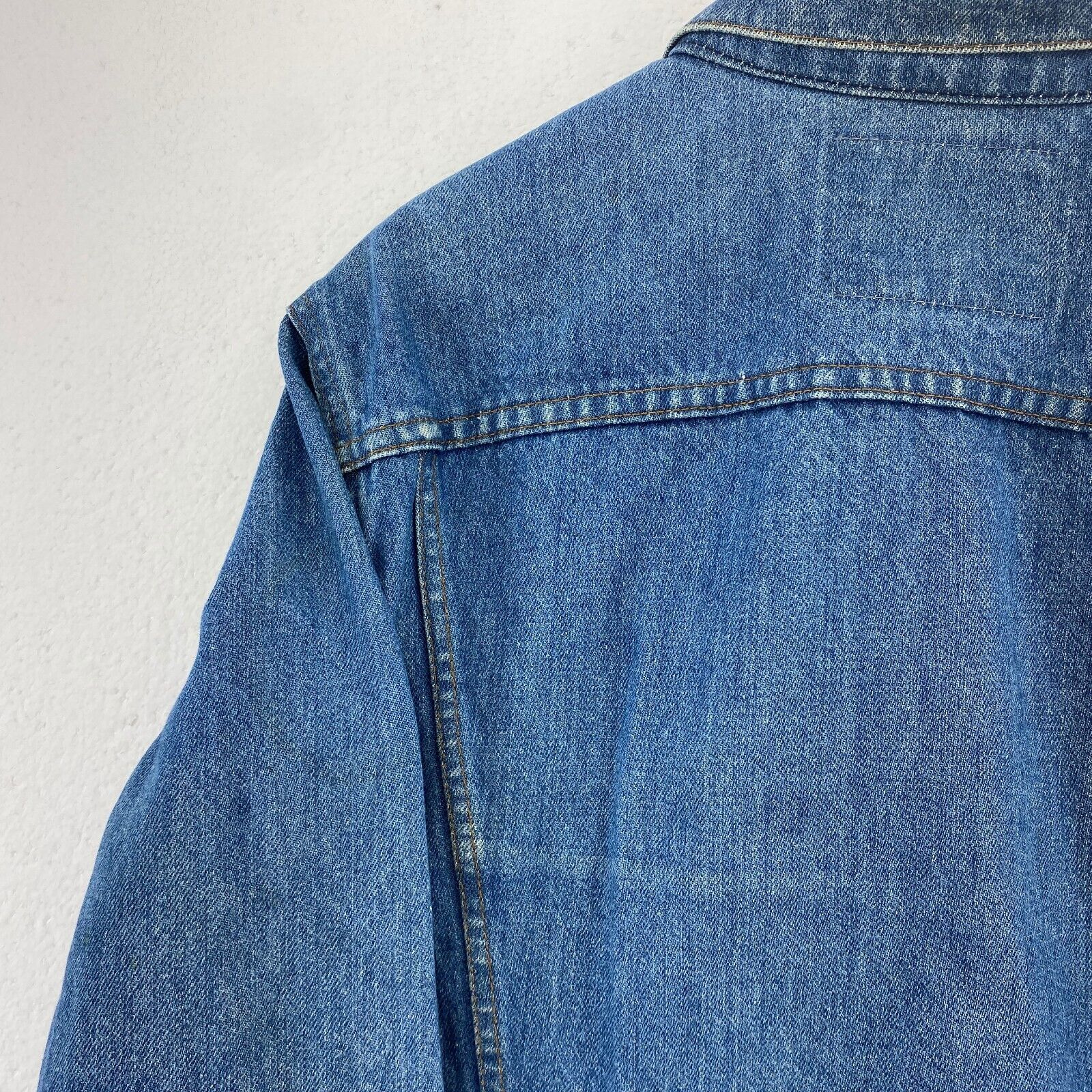 Levi's Medium Wash Blue Vintage Denim Trucker Jacket Size M