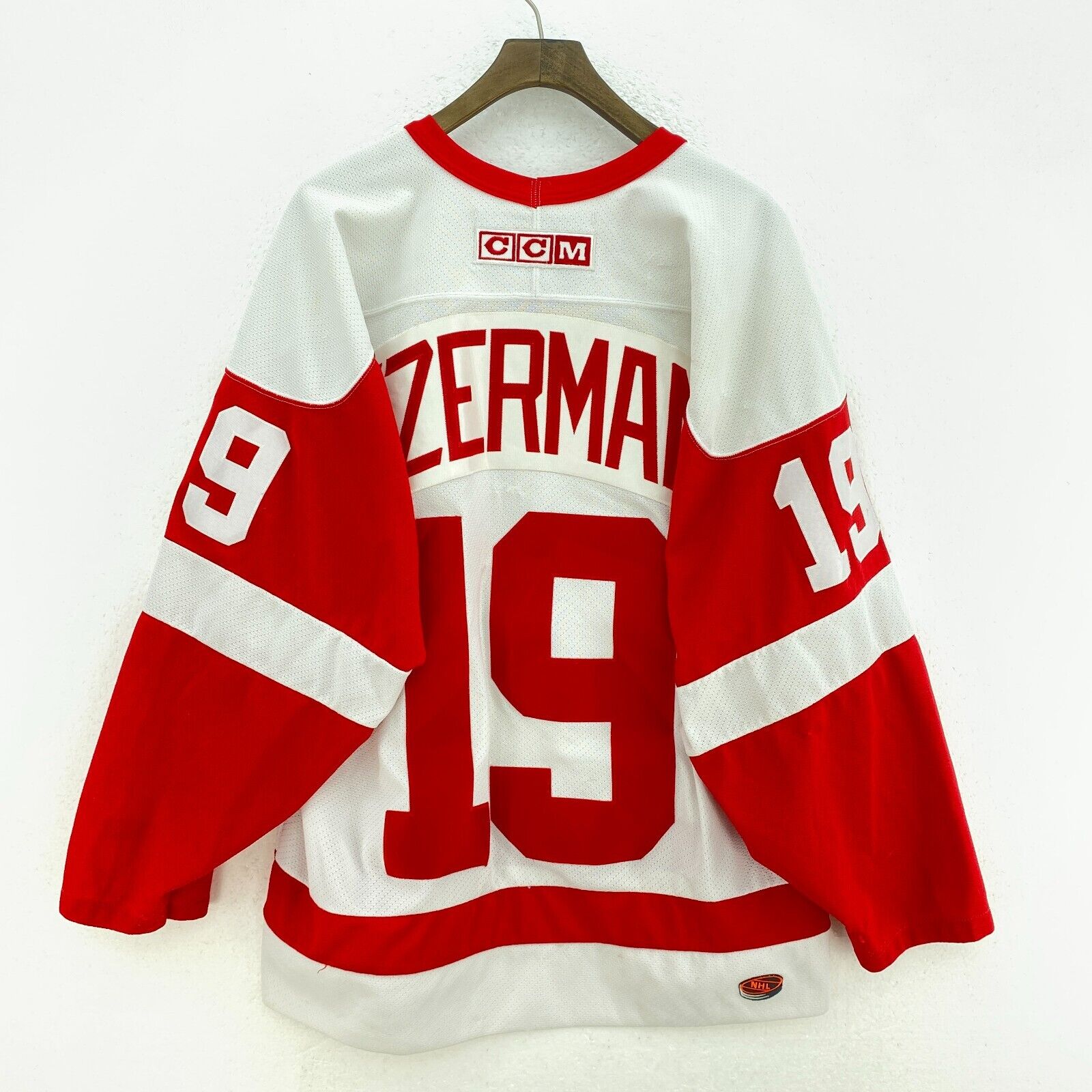 Vintage CCM Steve Yzerman Red Wings NHL V-Neck Long Sleeve White Jersey Size M