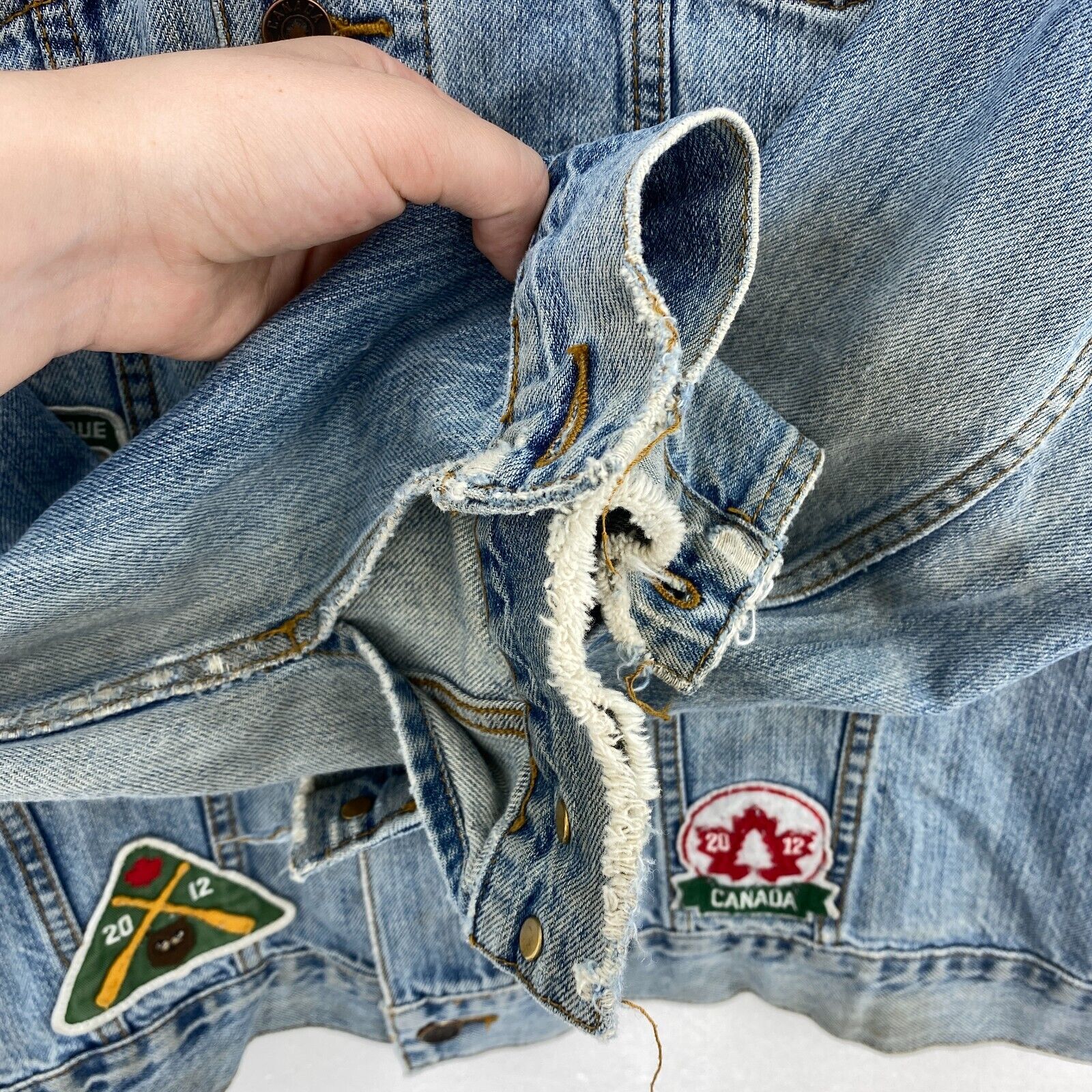 Hudson's Bay Men's Light Wash Blue Denim Jacket Canada Stickers Size XL