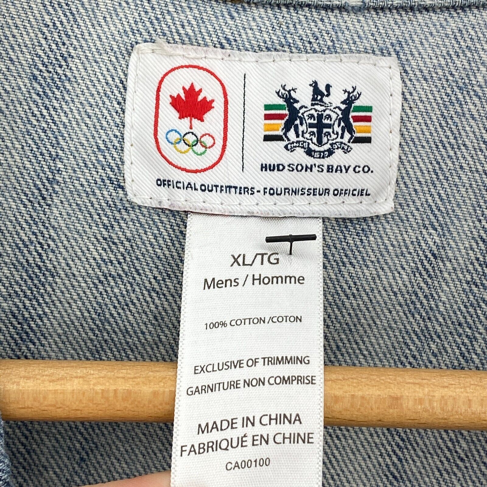 Hudson's Bay Men's Light Wash Blue Denim Jacket Canada Stickers Size XL