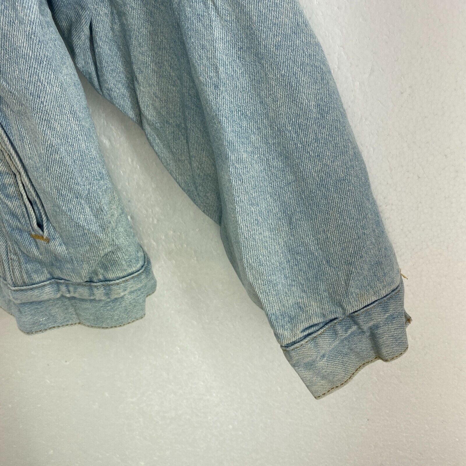 Vintage Levi Strauss Sherpa Lined Denim Jacket Size M Light Wash Blue Trucker
