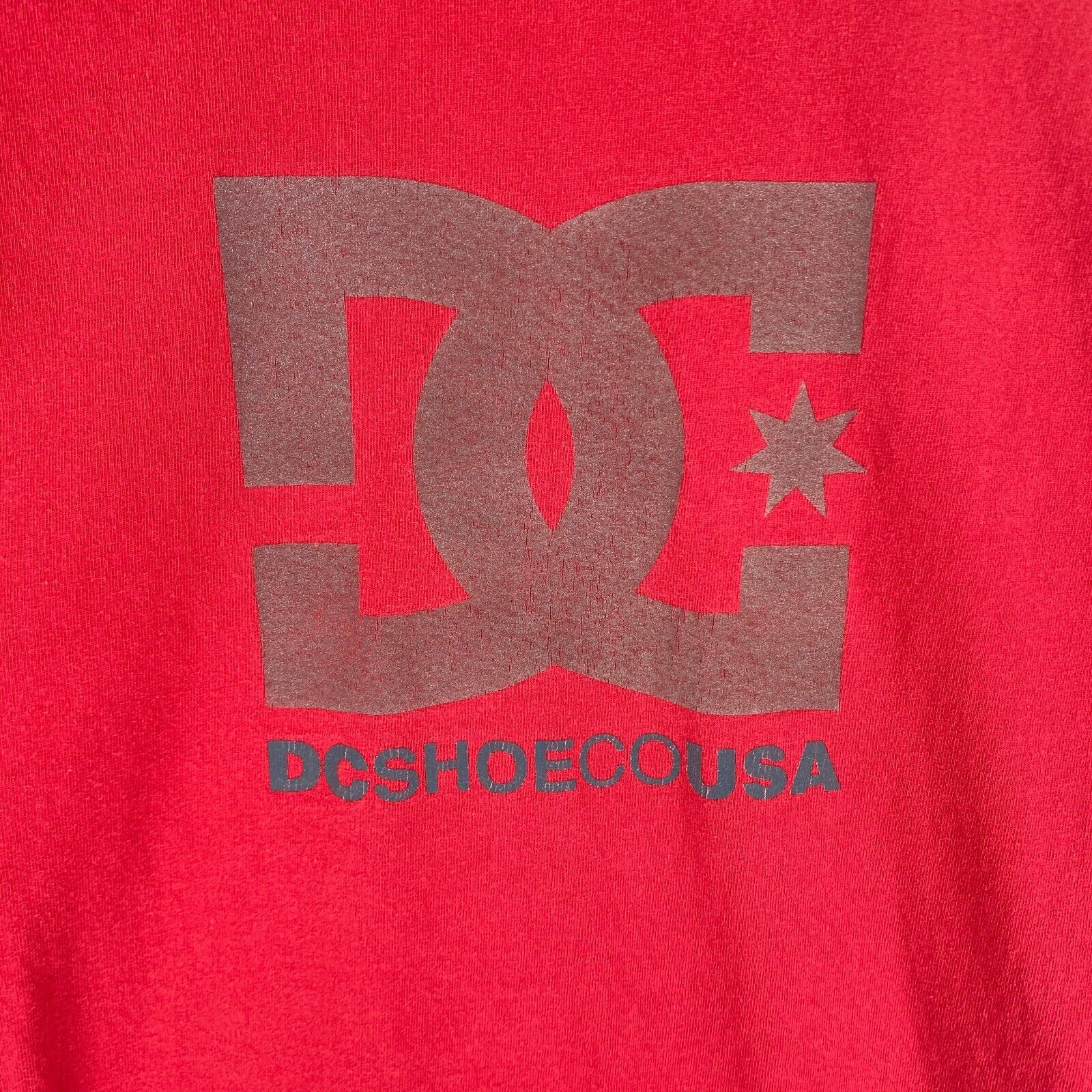 Vintage Dc Shoes USA Logo Graphic Print Red T-shirt Size M