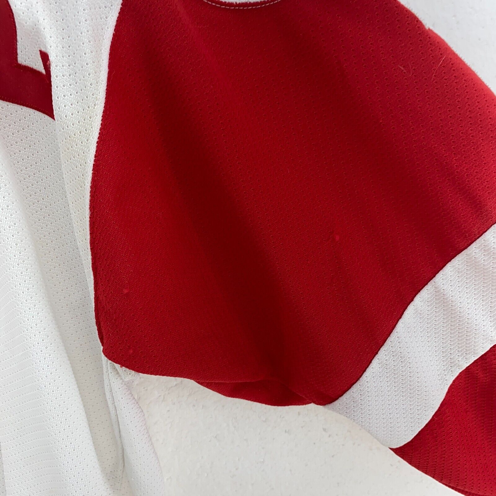 Vintage CCM Steve Yzerman Red Wings NHL V-Neck Long Sleeve White Jersey Size M