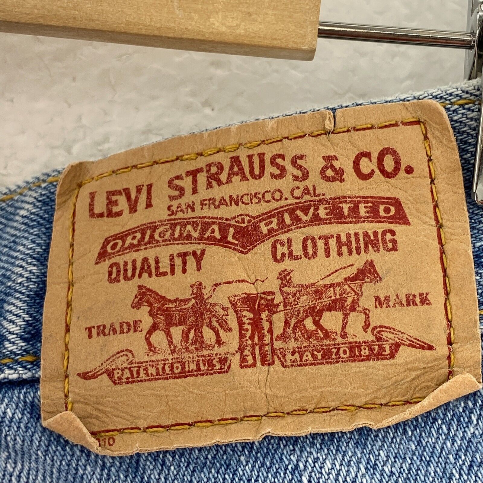Levi Strauss 550 Relaxed Tapered Fit Women's Light Wash Jeans Size 12