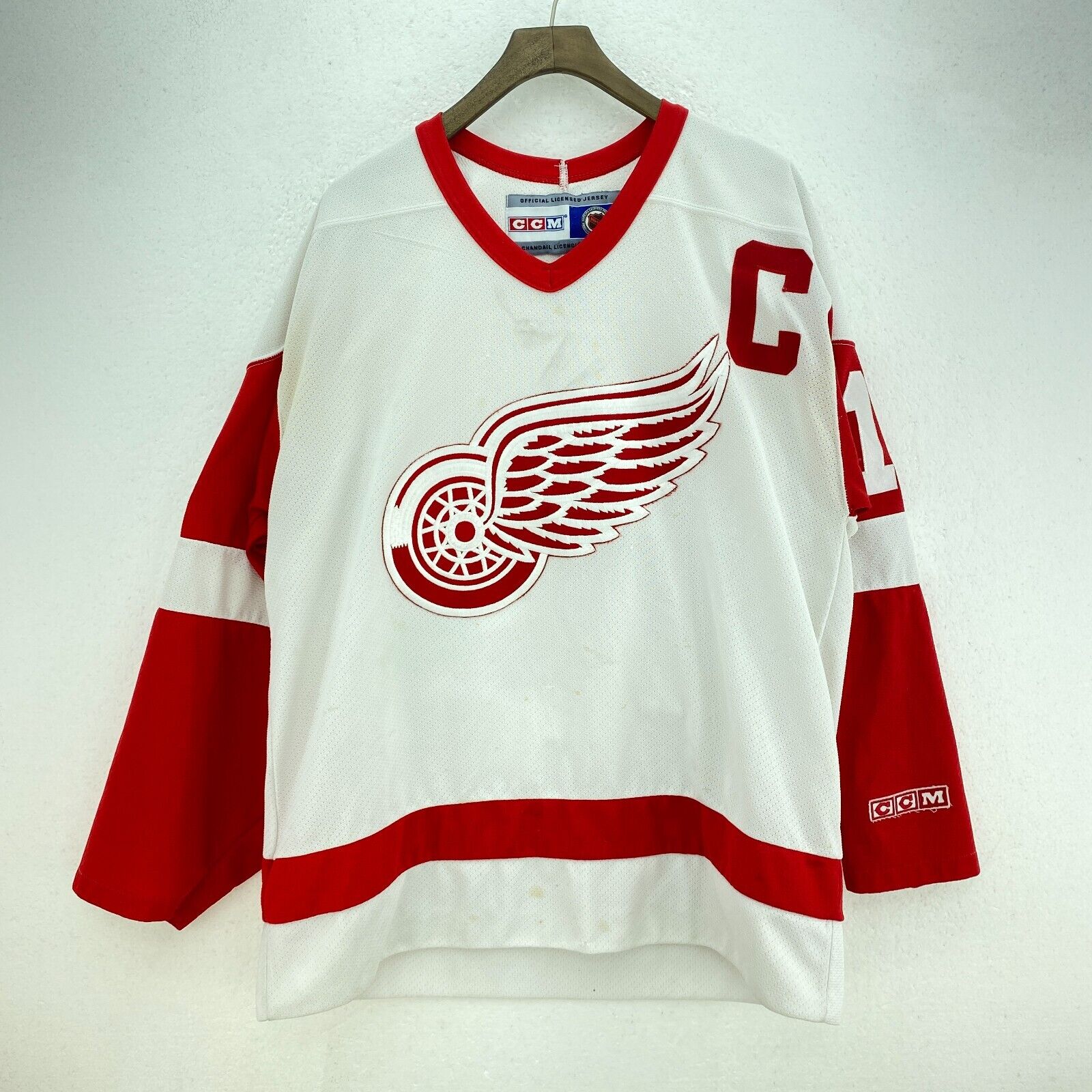 Vintage CCM Steve Yzerman Red Wings NHL V-Neck Long Sleeve White Jersey Size M
