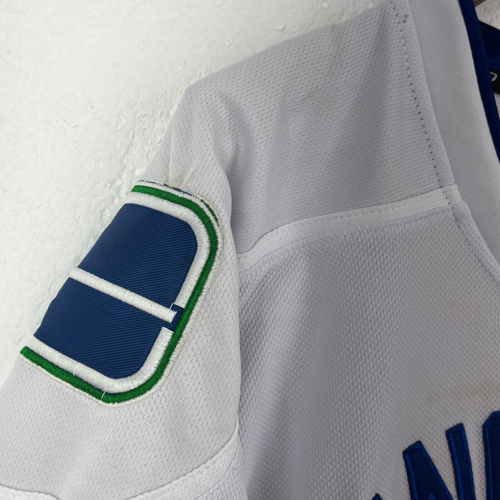 Reebok Vancouver Canucks NHL Manny Malhotra #24 Fight Strap White Jersey Size M